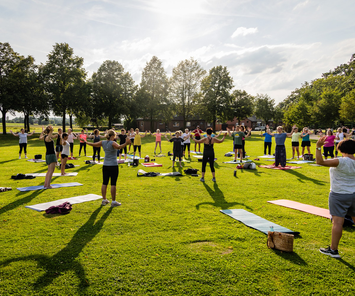 Outdoor-Yogakurs der Lebensart-Kevelaer auf der Wiese